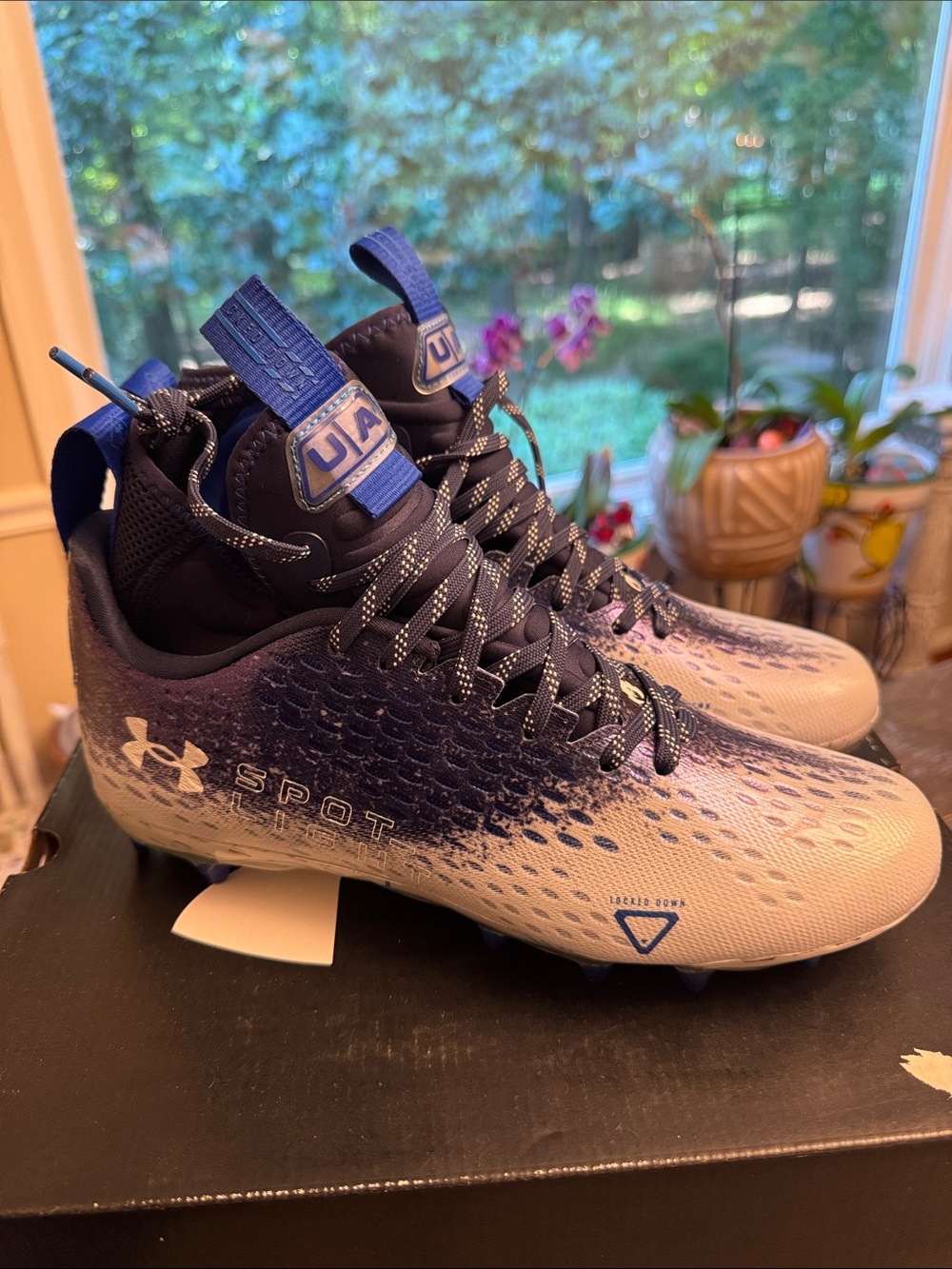 Under Armour Navy and Cream Football Cleats size 8.5